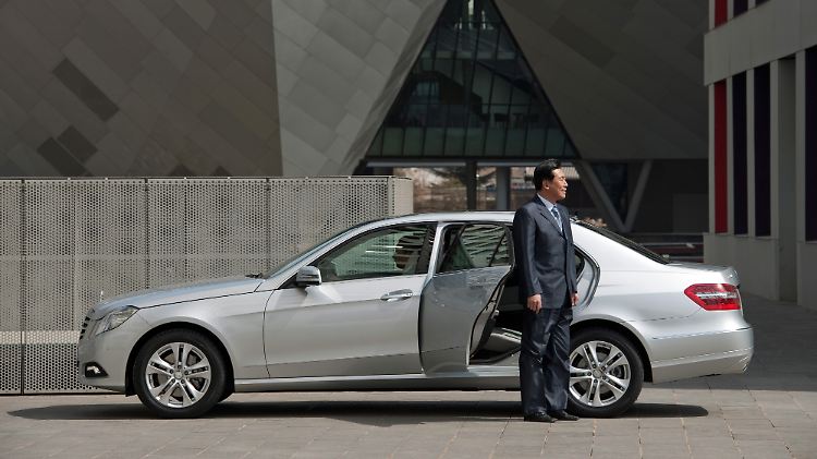 Wer es sich leisten kann, sitzt hinten - daher bietet Mercedes in China eine Langversion der E-Klasse an.
