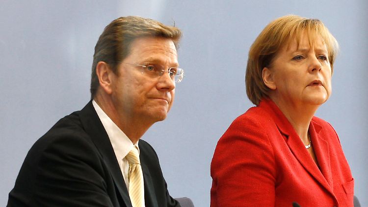 "Was haben wir da nur wieder angestellt?" Das oder ähnliches könnte Vize-Kanzler Westerwelle (l.) und Kanzlerin Merkel (r.) durch den Kopf gehen. (Archivbild)
