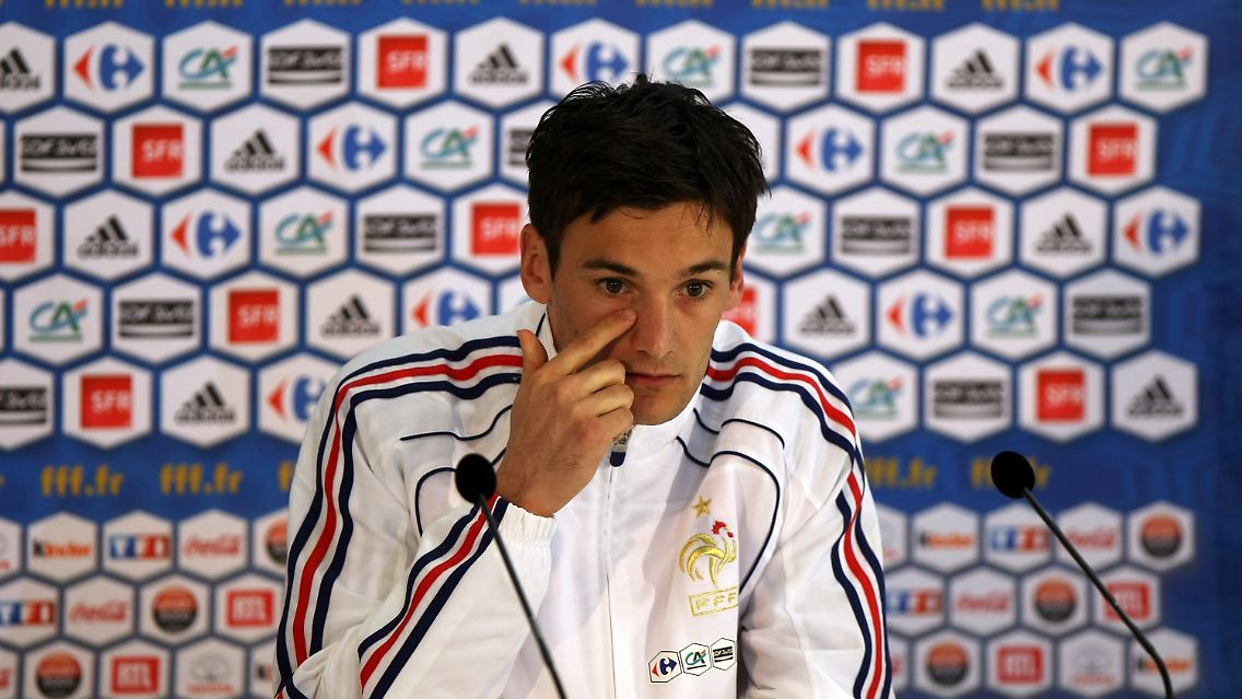 Torwart Hugo Lloris ist mit Frankreich noch bei der Selbstfindung. Die heutige Pk der Franzosen musste er deshalb allein bestreiten.