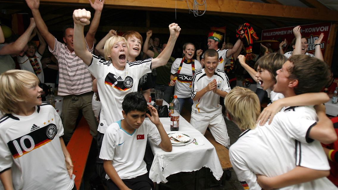 Das Zeigen der Fußballspiele darf ohne Erlaubnis der Fifa nicht kommerziell genutzt werden.