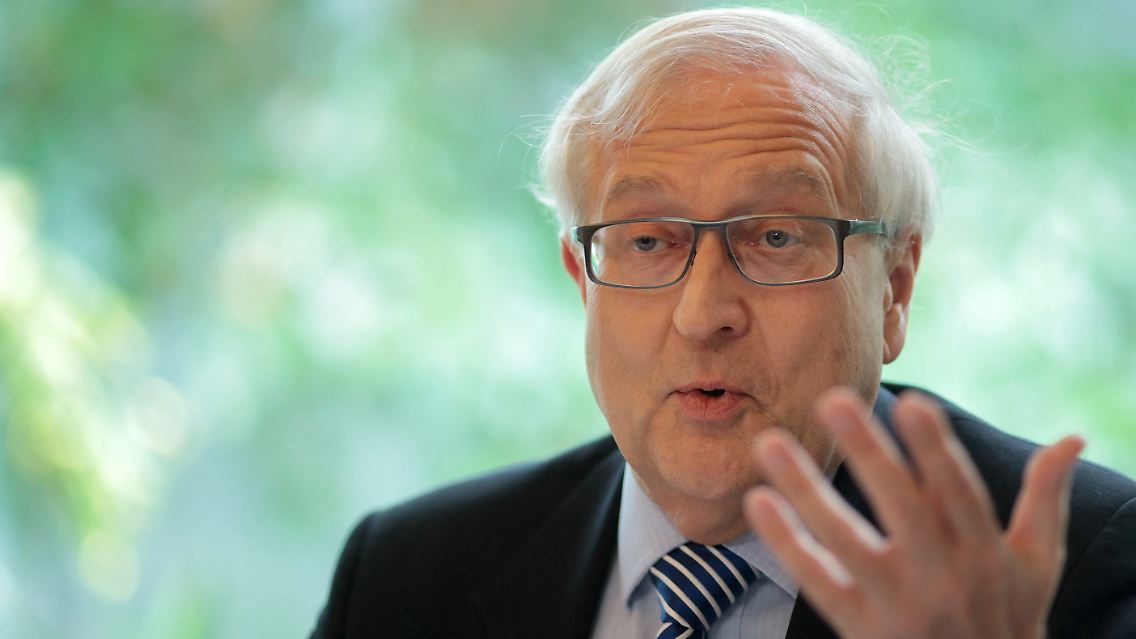 Rainer Brüderle will, dass sich die Mutter umd die Tochter kümmert.