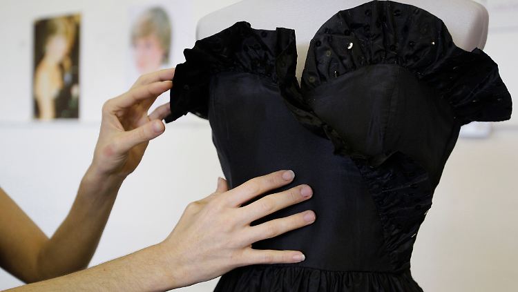Teures Stück: Das schwarze Abendkleid von Diana.