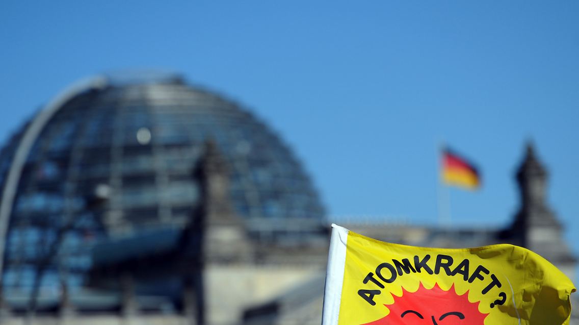 Schon 2000 einigten sich Regierung und Wirtschaft auf den Atomkonsens, bis heute bleibt er umstritten.