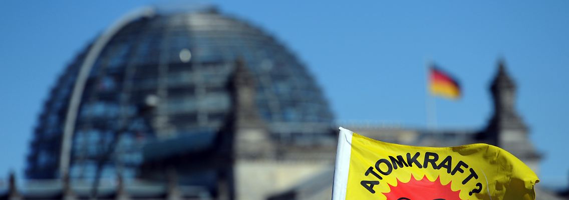 Atomkraftgegner protestieren vor dem Bundestag gegen eine Laufzeitverlängerung deutscher Atomkraftwerke.