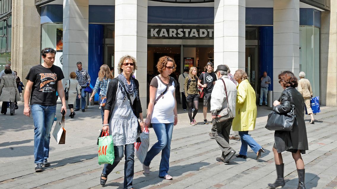 Vor einem Karstadt-Warenhaus in Hamburg.