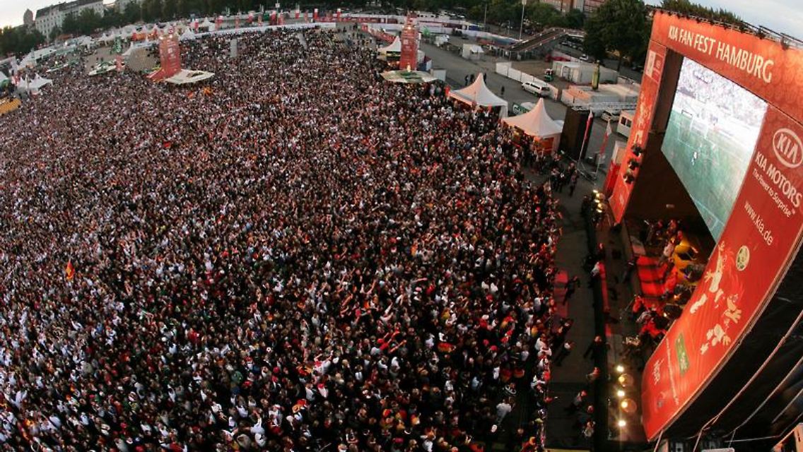 Public Viewing in Hamburg zur EM 2008: Auch zur WM 2010 finden dort und anderen Städten wieder große Fan-Feste statt.