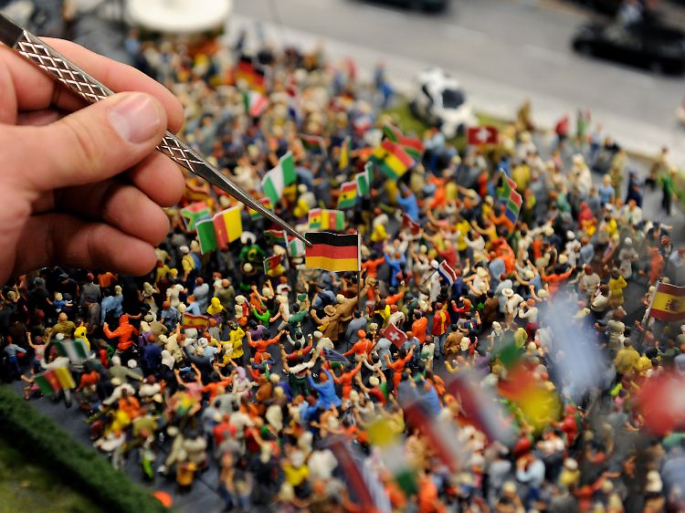 Miniatur Wunderland in Hamburg: Für die Zeit der Fußball-WM gibt es auf der Anlage des Miniatur Wunderlandes Fans, Autokorsos und Public Viewing.