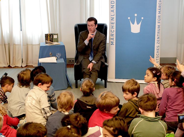 Karl-Theodor zu Guttenberg Mitte Mai im Max-Liebermann-Haus in Berlin. Er las dort das Märchen "Der verrostete Ritter" vor.