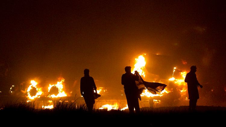 Die Feuerwehr brauchte Stunden, um den Großbrand unter Kontrolle zu bringen.