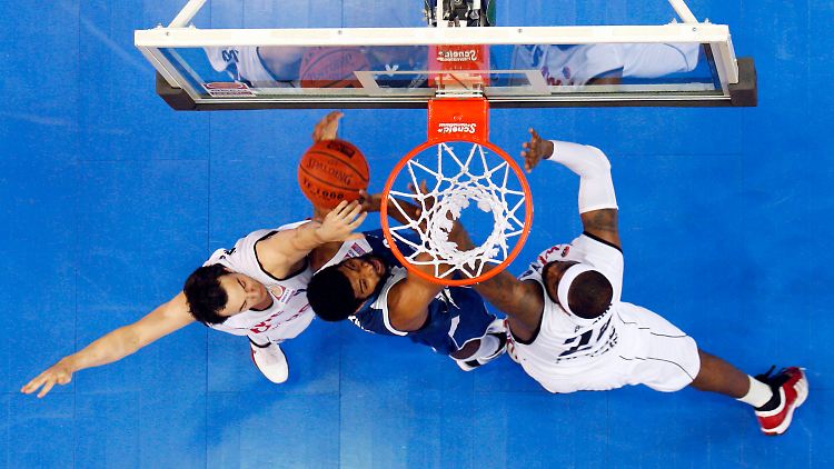 Kampf um den Ball (I): Frankfurts Center Greg Jenkins versucht gegen zwei Bamberger den Ball zu behaupten.