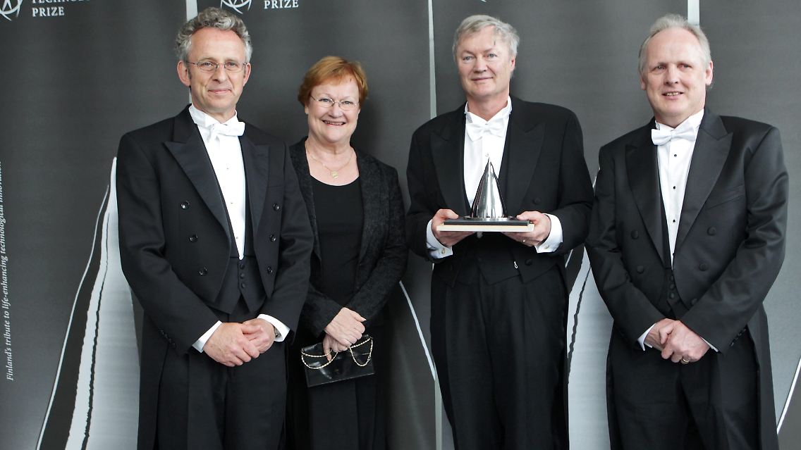 ... Sir Richard Friend (l) und Stephen Furber (r) den Preis.