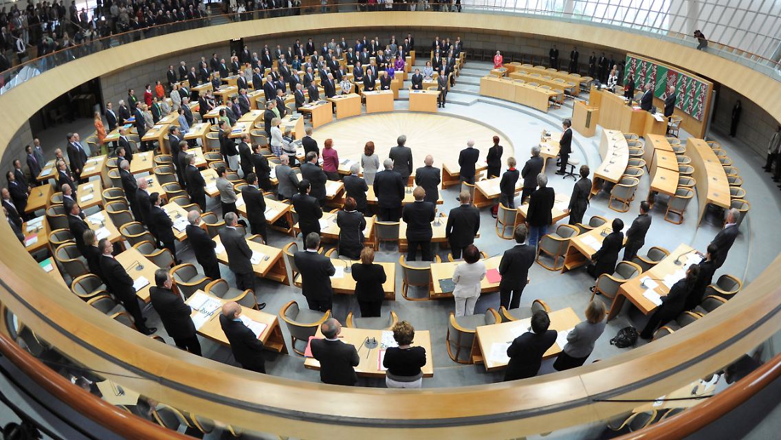 Der neue Düsseldorfer Landtag hat keinen Präsidenten und hat sich schon gleich nach der ersten Sitzung auf Wochen vertagt.