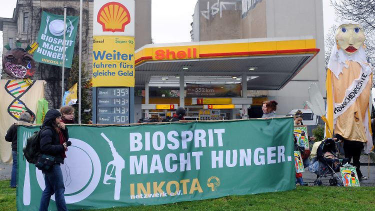 Mit der Aktion "Biosprit macht Hunger" protestierten Umweltschützer gegen die Übernahme von klassischen Ackerflächen für den Anbau von Biosprit-Produkten.