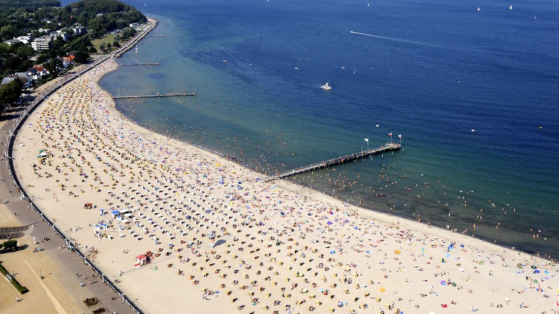 Auf der internationalen Rangliste der Länder mit den saubersten Badegewässern landete Deutschland 2009 jedoch auf Platz 11 und rutschte damit um drei Plätze ab. (Strand von Lübeck-Travemünde)