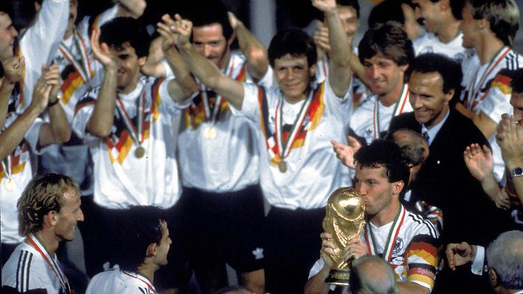 Alt: So sahen die WM-Helden 1990 aus - Kapitän Matthäus küsst den Pokal.