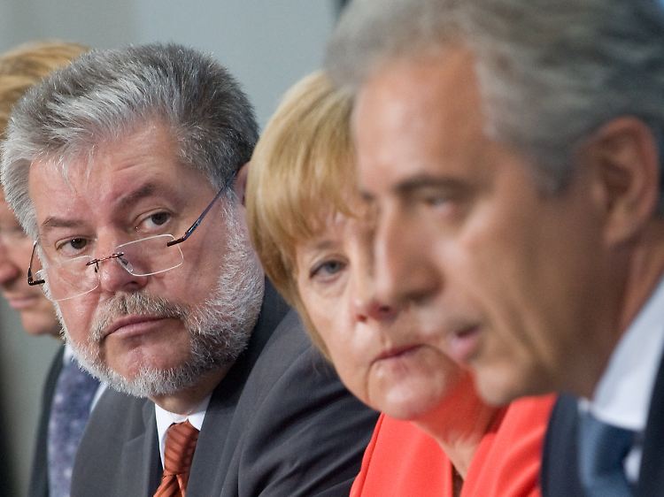 Ministerpräsident Beck, Kanzlerin Merkel und Ministerpräsident Tillich präsentieren die mageren Ergebnisse des Treffens.