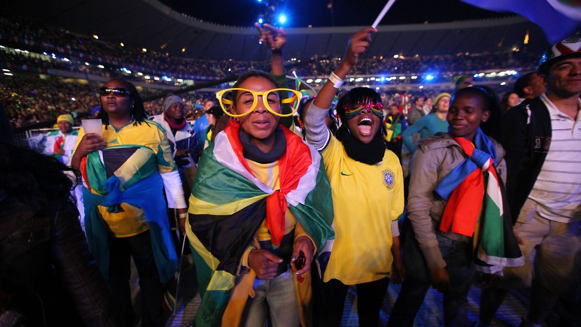 Tausende Fans in buntem Outfit schunkelten und tanzten ausgelassen in Sowetos Orlando-Stadion - die Ouvertüre für die erste Weltmeisterschaft auf afrikanischem Boden.