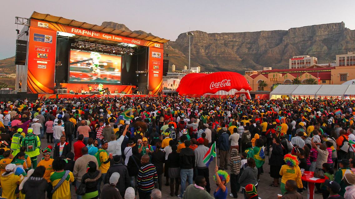 Heute beginnt die Fußball-WM in Südafrika (Bild: beim Fanfest in Kapstadt gestern abend)