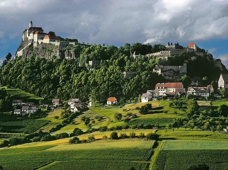Steil und beschwerlich ist der Aufstieg zur Feste Riegersburg. Wer die Wanderung nicht auf sich nehmen will, nimmt aber einfach den 2003 installierten Schrägaufzug.