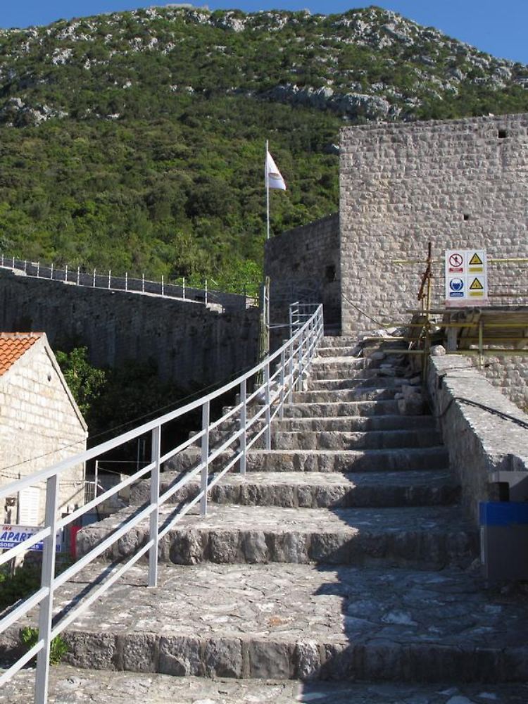 Nach rund 30 Jahren Instandsetzung jetzt für Besucher freigegeben: Die alte Stadtmauer von Ston in Kroatien ist 5,5 Kilometer lang.