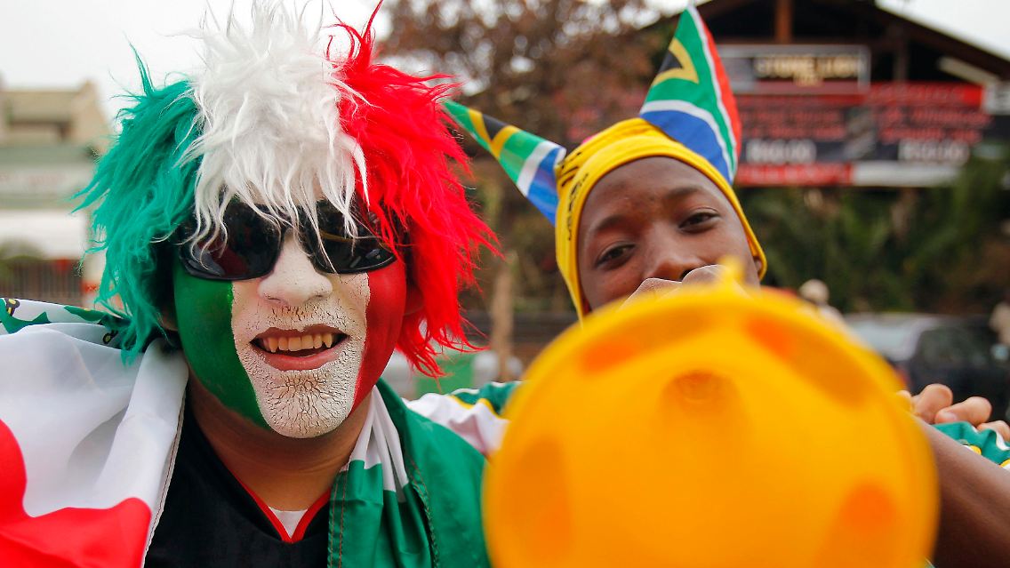 Fußball-Freitag, überall: Ein südafrikanischer Fan und einer aus Mexiko freuen sich auf das Auftaktspiel der WM.