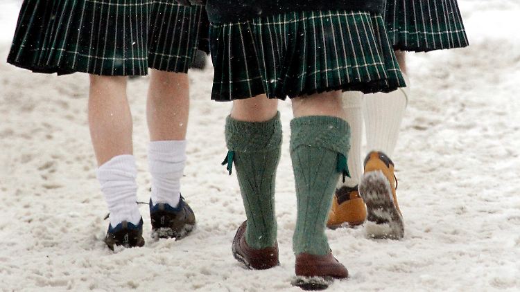 Auch ein gesundheitlicher Risikofaktor: mit Röckchen in den Schnee...