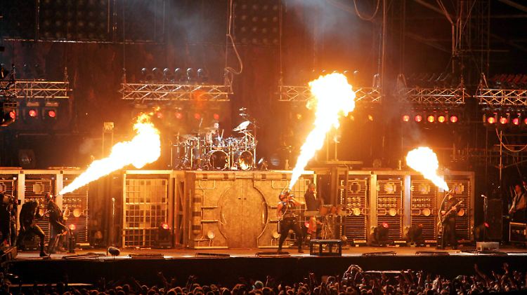 "Bei Dir hab ich die Qual der Wahl, Stacheldraht im Harnkanal": Rammstein