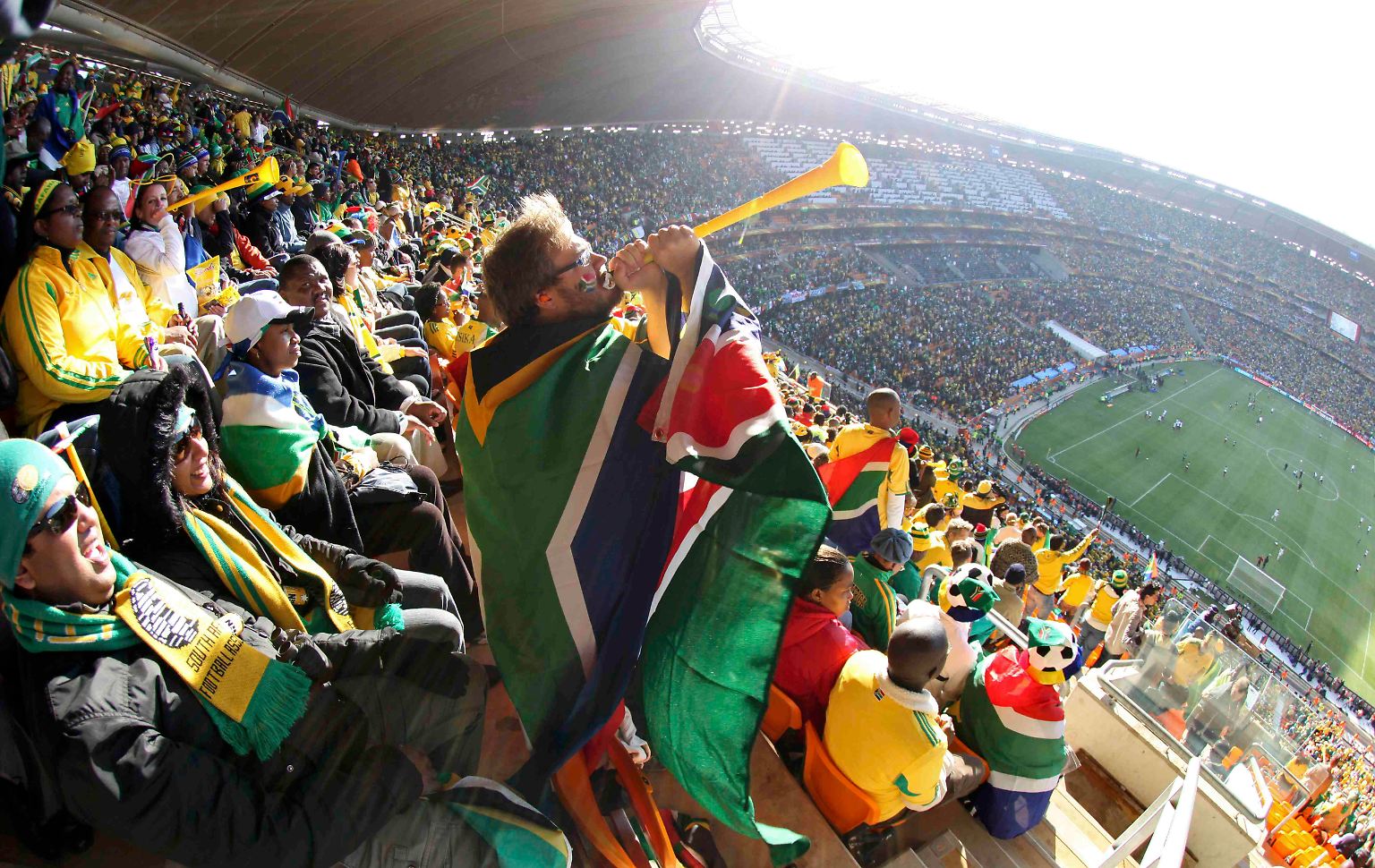 Mit einem farbenfrohen Spektakel und dem Höllenlärm von zehntausenden Vuvuzelas hat die erste Fußball-WM auf dem afrikanischen Kontinent begonnen.