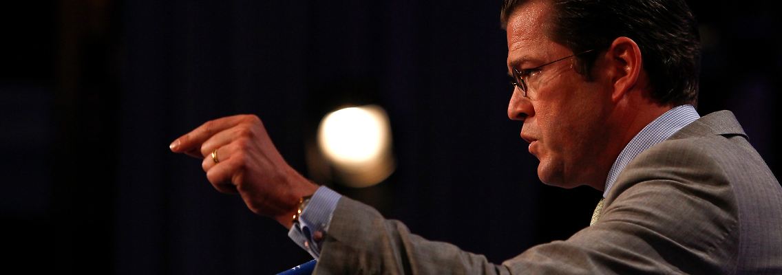 In der Auseinandersetzung geht es um die Klärung der Frage, ob eine Gegenüberstellung Guttenbergs und der von ihm entlassenen Spitzenberater, Staatssekretär Peter Wichert und Generalinspekteur Wolfgang Schneiderhan, im Kundus-Ausschuss rechtmäßig ist.