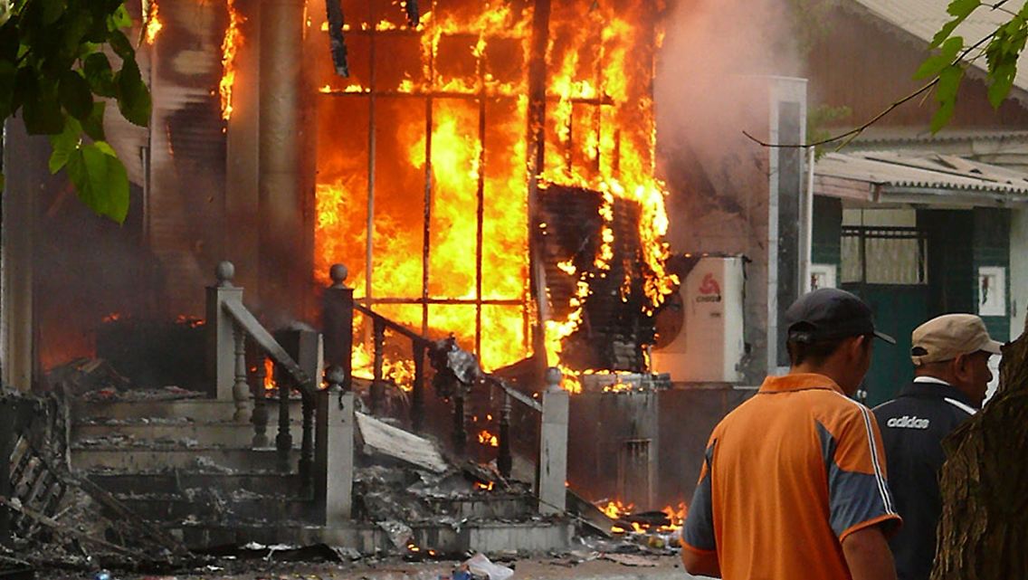 Aufständische steckten Dutzende Gebäude in Brand.