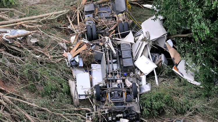 Die gewaltigen Wassermassen hinterlassen eine Spur der Verwüstung.