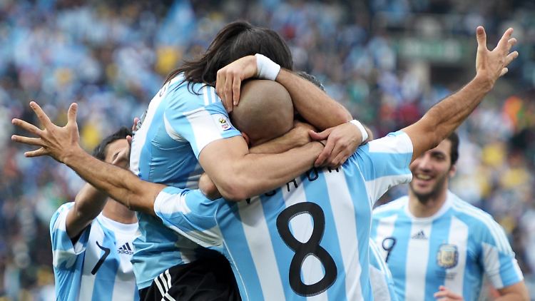 Schon nach sechs Minuten durfte Argentinien sein erstes WM-Tor feiern. Umjubelt in der Bildmitte: Vorbereiter Juan Sebastian Veron.