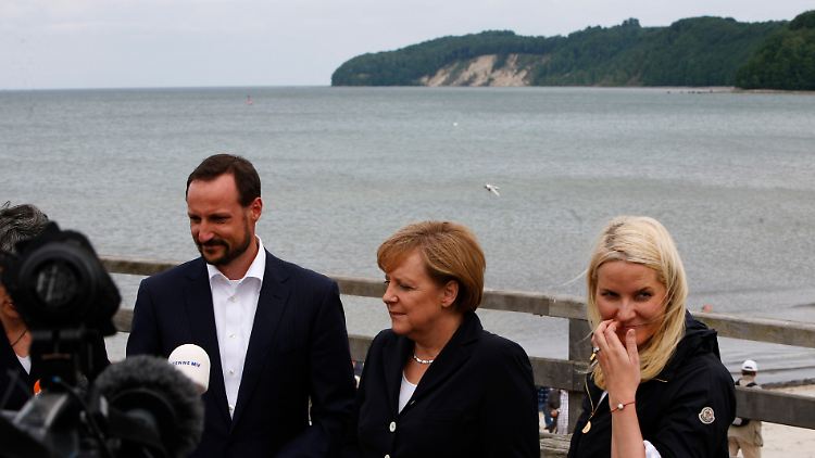 Ein bisschen Glanz fällt immer ab: Haakon, Merkel und Mette-Marit am Strand von Binz.