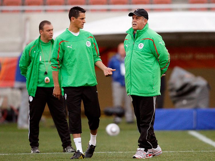 Algeriens Trainer Rabah Saadane gibt Stürmer Rafiq Saifi beim Abschlusstraining letzte Tipps.