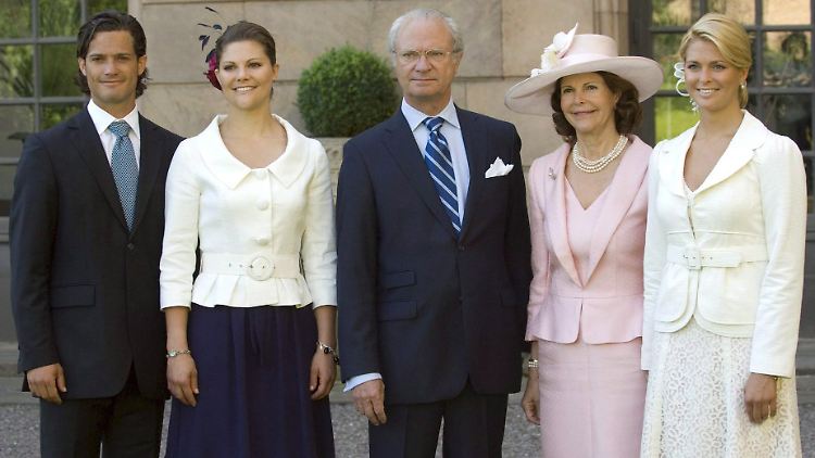 Die schwedische Königsfamilie (l-r): Prinz Carl Philip, Kronprinzessin Victoria, König Carl XVI Gustaf, Königin Silvia und Prinzessin Madeleine (Archivfoto vom 14.07.2007).