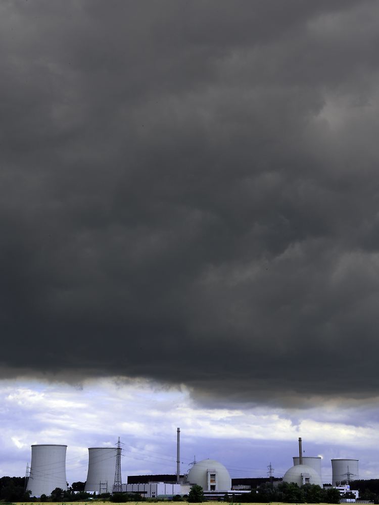 Das AKW Biblis in Hessen unter dunklen Wolken. Der Bund will einen Teil der Zusatzgewinne der Konzerne bei längeren Laufzeiten abschöpfen.