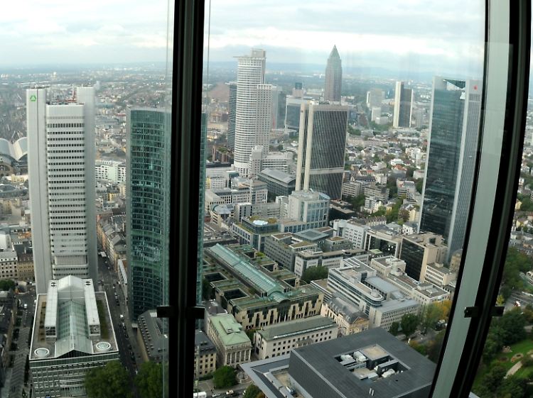 Die Frankfurter Bankenskyline, fotografiert durch die Fenster der Commerzbank-Zentrale.