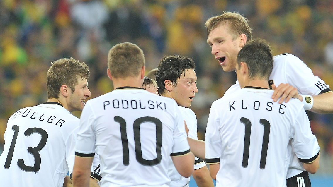 Gute Stimmung, tatsächlich: Thomas Müller, Lukas Podolski, Mesut Özil, Per Mertesacker und Miroslav Klose, von links.