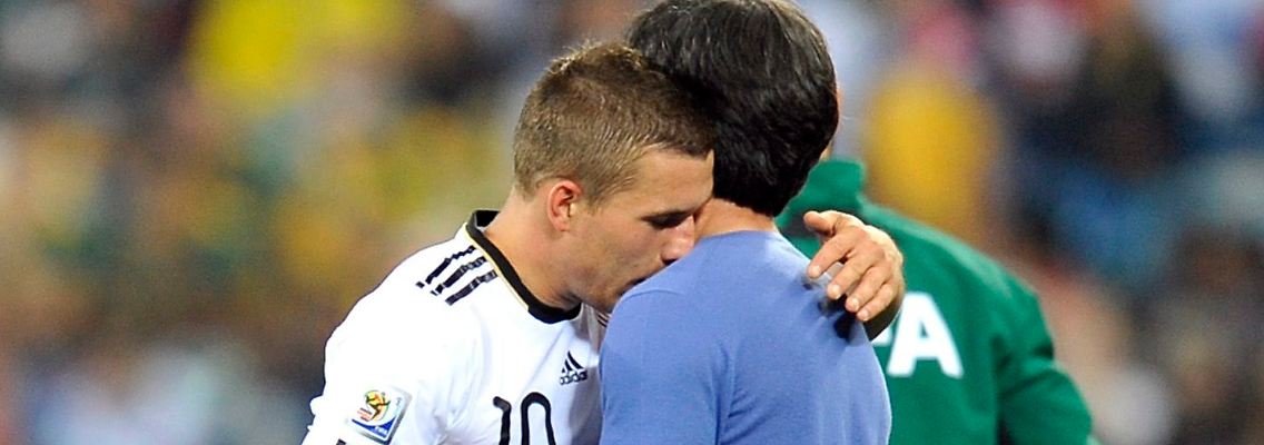 Unter Männern: Lukas Podolski und Joachim Löw.