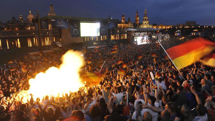 Zu den 28 Millionen TV-Zuschauer kommen noch einmal Hunderttausende, die beim Public Viewing den Fußball-Abend genossen, wie hier in Dresden.
