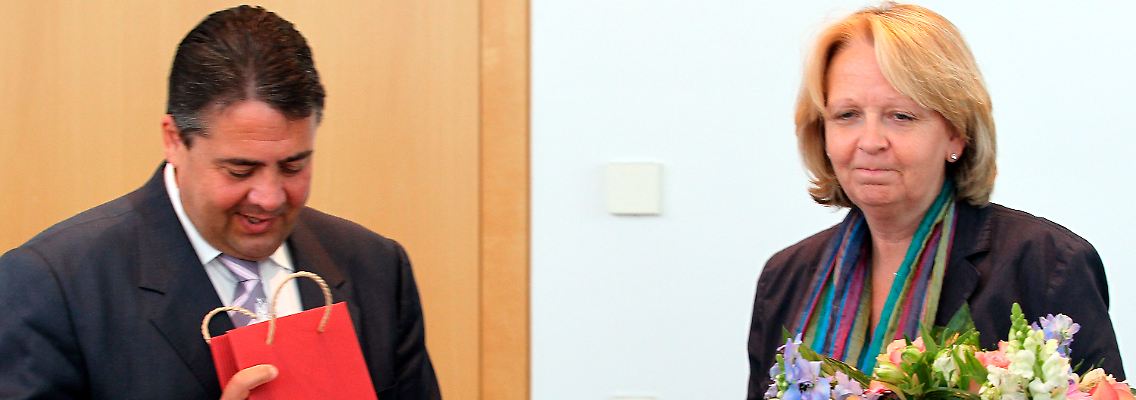 Vielleicht warten auch kleine Geschenke aus Berlin auf Hannelore Kraft. Wie sagte Gabriel? Kraft sei das Gegenmodell zu Merkel.