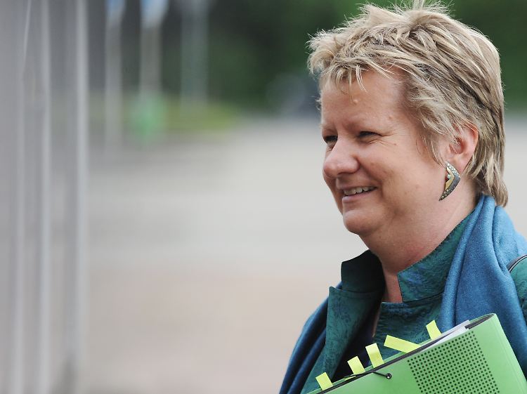 Auch Sylvia Löhrmann umgarnt noch einmal Kraft: Die Minderheitsregierung sei durch die Verfassung gedeckt.