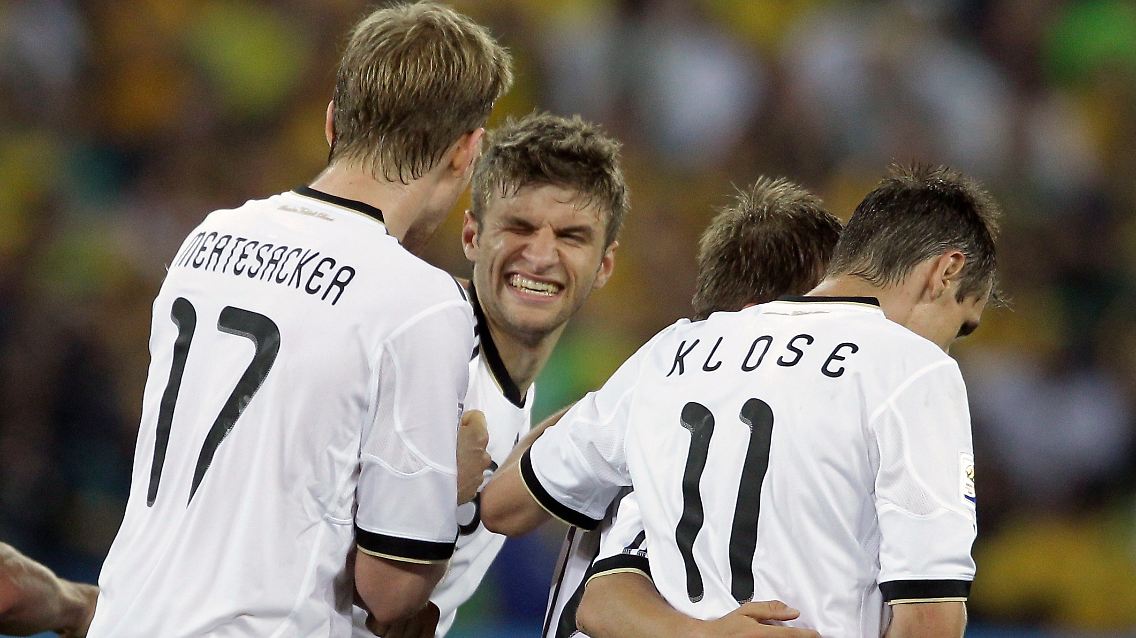 Die Mischung stimmt: Thomas Müller, mit seinen 20 Jahren jüngster Spieler in der deutschen Startelf, feiert sein Tor gegen Australien. Rechts Miroslav Klose, 12 Jahre älter.