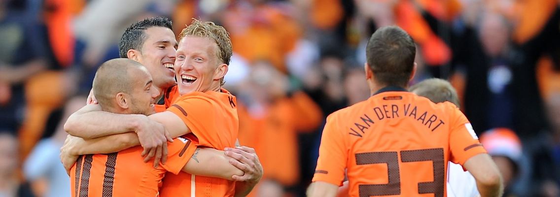 Jubel in Orange: Wesley Sneijder, Robin van Persie, Dirk Kuyt und Rafael van der Vaart feiern das erste Tor.