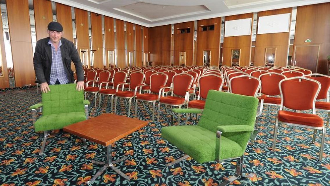 Die grünen Velourssessel stammen noch aus den 1970er Jahren, als das Kino gebaut wurde.