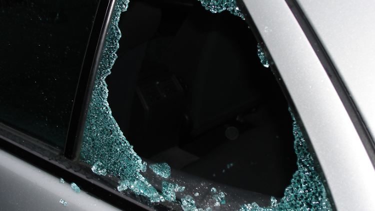 Wird das Auto aufgebrochen und daraus das Handy gestohlen, könnte die Hausratversicherung das Handy ersetzen. Dann darf es aber nicht sichtbar im Auto gelegen haben.