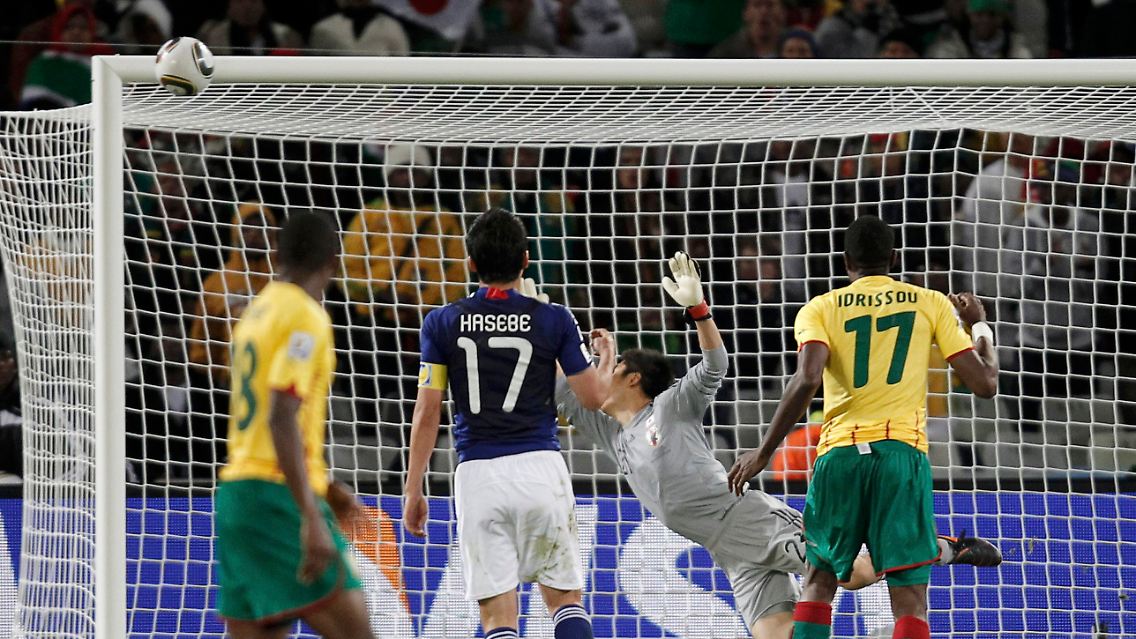 Stephane Mbia traf kurz vor Schluss nur die Latte des japanischen Tores.