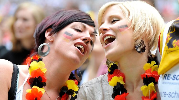 Fußballanhängerinnen beim Schmettern der deutschen Nationalhymne - die ungarische Hymne könnten sie so auch leichter lernen.