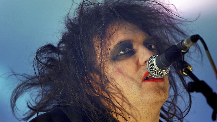 Robert Smith, Frontmann von The Cure, bei einem Konzert in Valencia 2008.