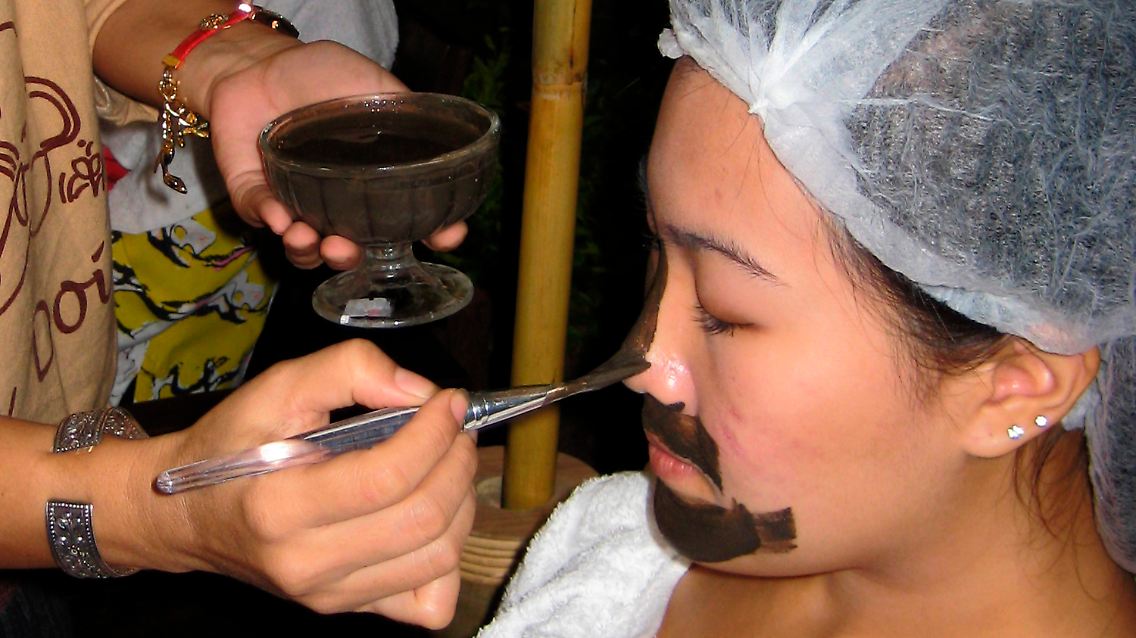 Wellness auf Thailändisch: Eine Besucherin des "Thailand Tourism Festivals" bekommt eine Schlammmaske.